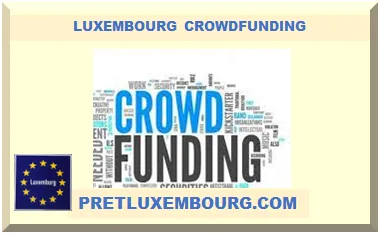 Groupe de personnes réunies autour d’un ordinateur portable examinant un projet de financement en ligne